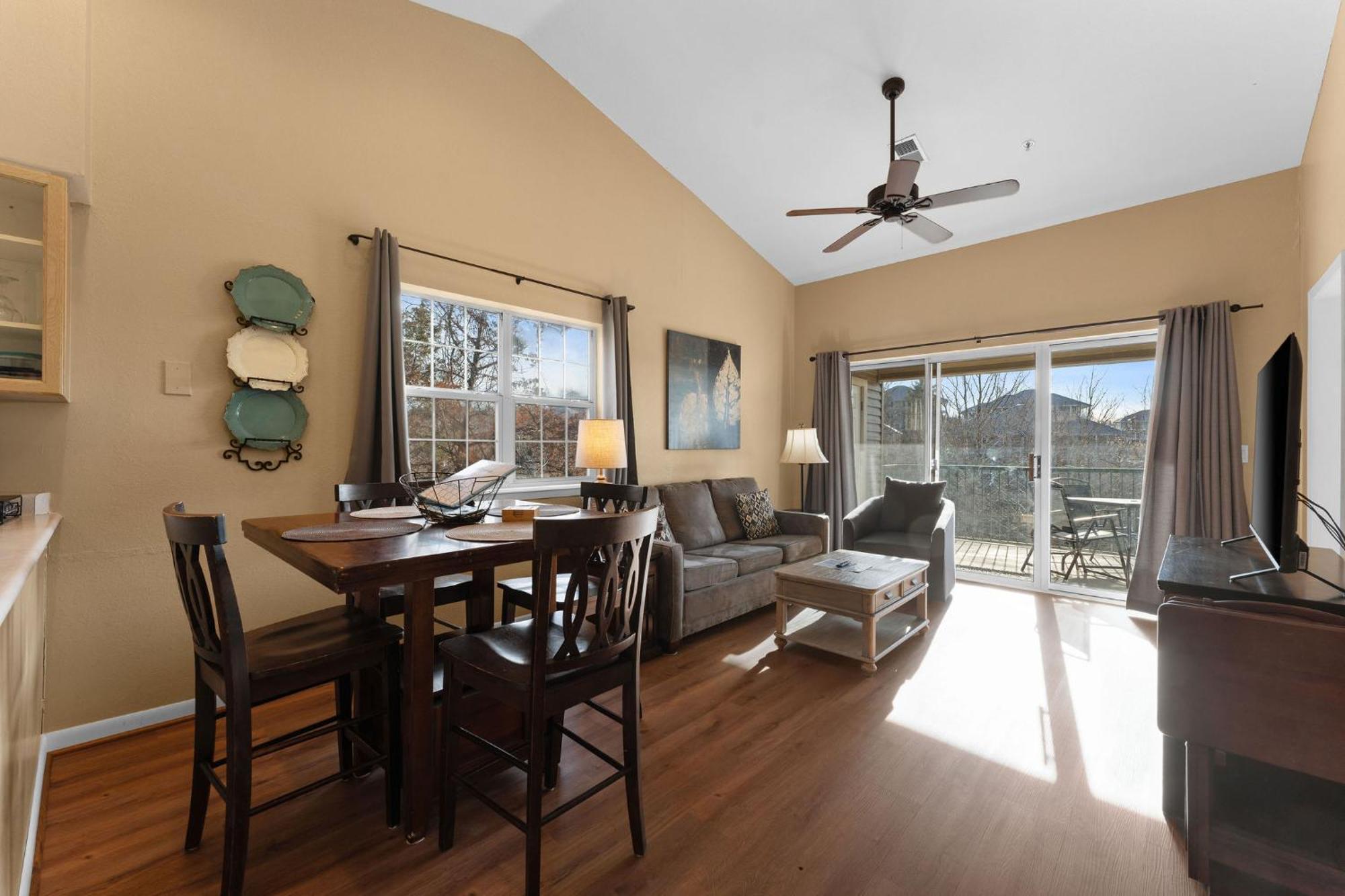 Cozy Top Floor 2Br Condo With View And Amenities!! 브랜슨 외부 사진